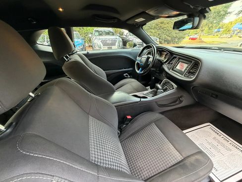Used 2016 Dodge Challenger SXT RWD image 10