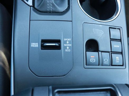 Used 2025 Toyota Highlander LE FWD image 18