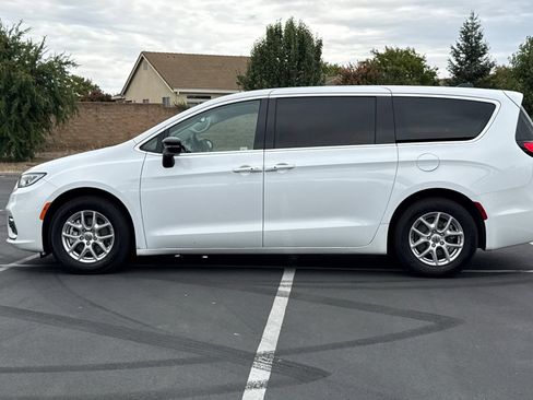 Used 2024 Chrysler Pacifica Touring-L FWD image 14
