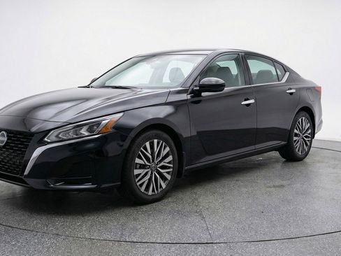 Used 2025 Nissan Altima 2.5 SV image 3