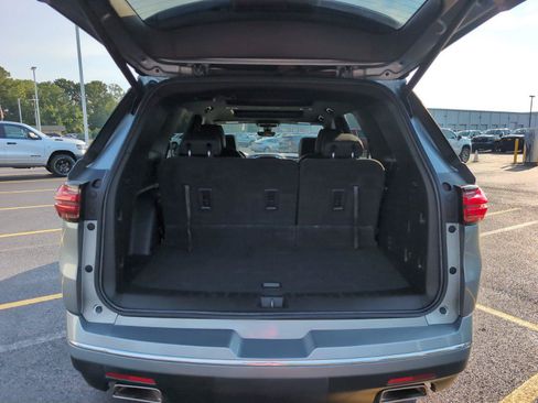 Used 2023 Chevrolet Traverse Premier FWD image 5