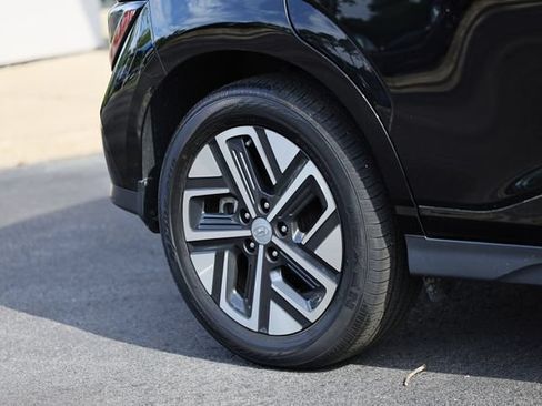 Used 2023 Hyundai Kona SE FWD image 6