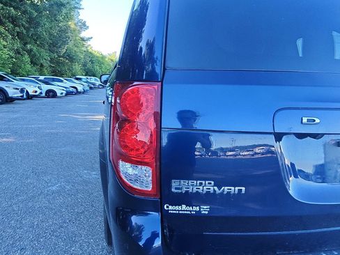 Used 2017 Dodge Grand Caravan SXT w/ Driver Convenience Group FWD image 10