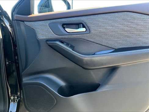 Used 2023 Nissan Rogue SV image 12