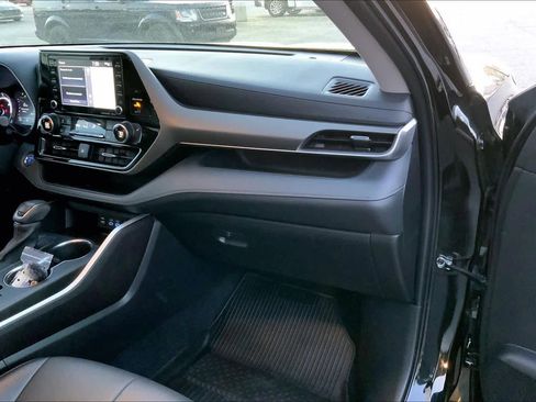Used 2022 Toyota Highlander XLE AWD/4WD image 18