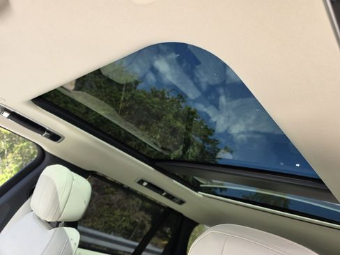 New 2026 Land Rover Range Rover Long Wheelbase SE image 12