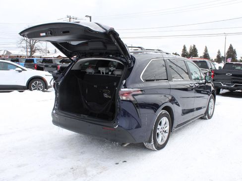 Used 2025 Toyota Sienna XLE image 7