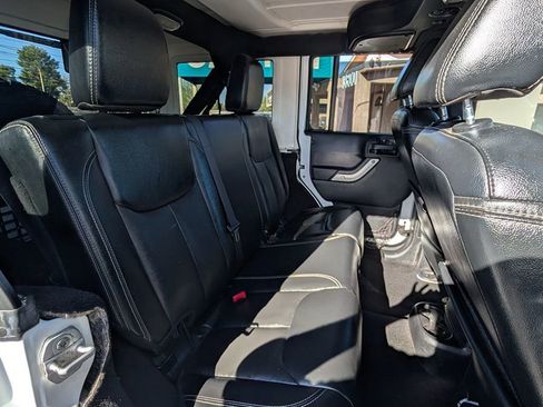 Used 2015 Jeep Wrangler Unlimited Rubicon image 31