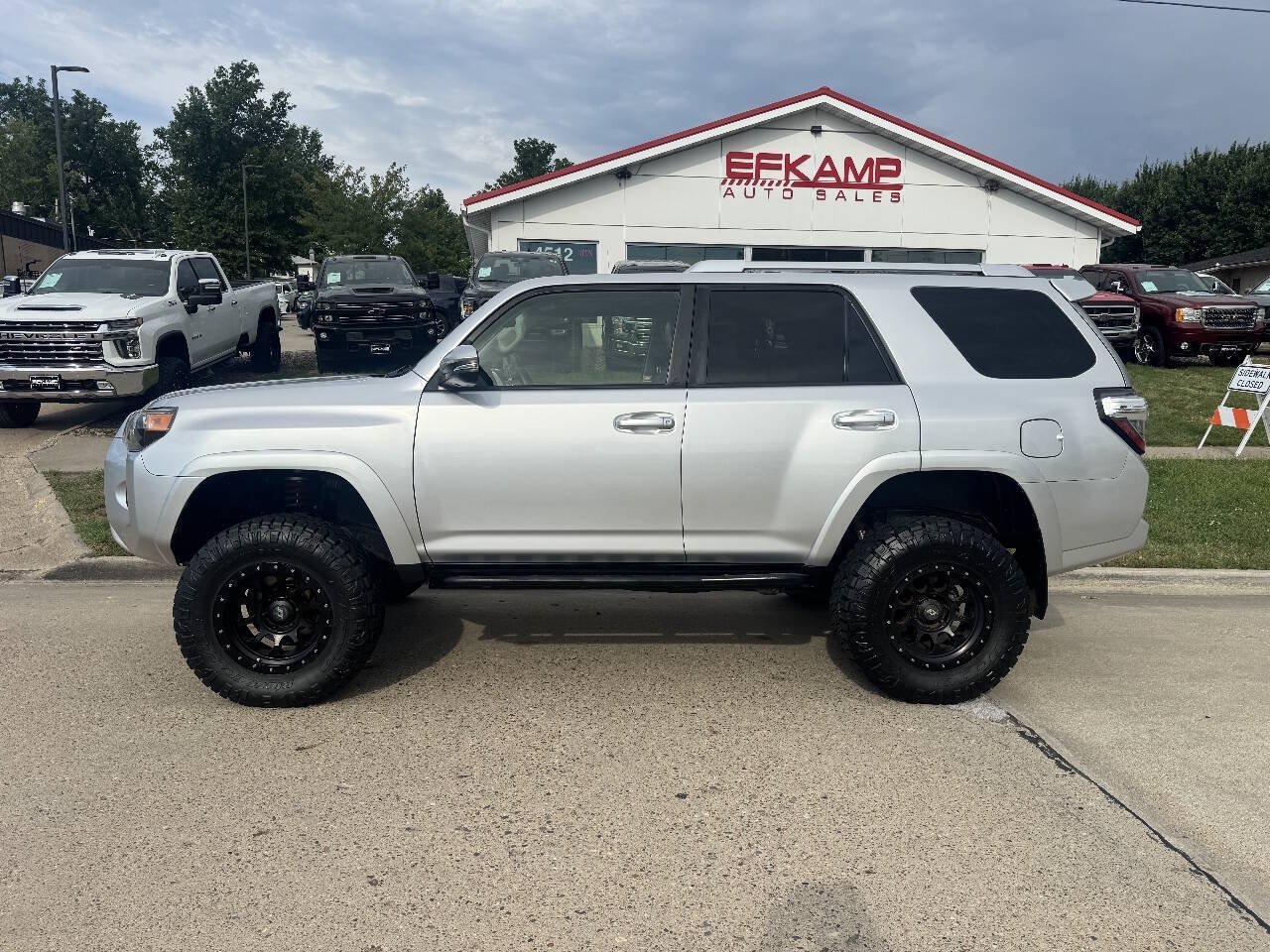 Used 2017 Toyota 4Runner SR5 Premium AWD/4WD image 2