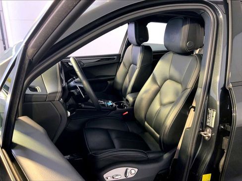 Certified 2024 Porsche Macan image 5