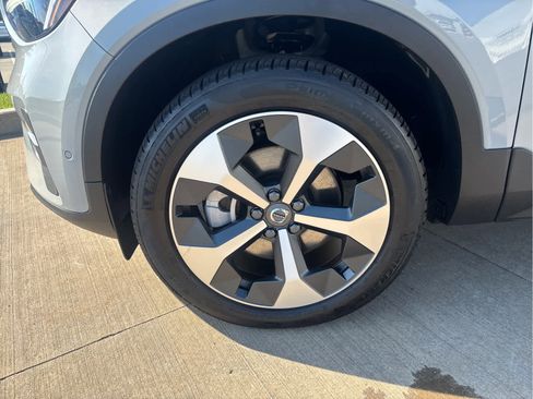 Used 2025 Volvo XC40 B5 Plus AWD/4WD image 3