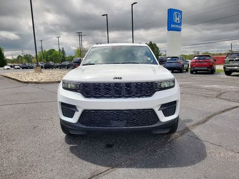 Used 2024 Jeep Grand Cherokee Altitude AWD/4WD image 3