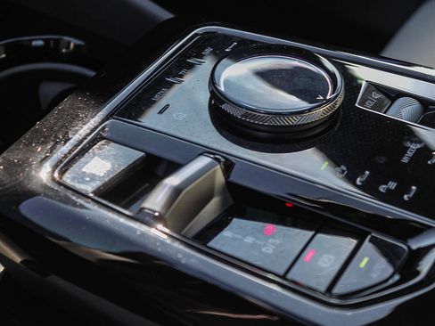 Used 2024 BMW 530i w/ Premium Package image 19