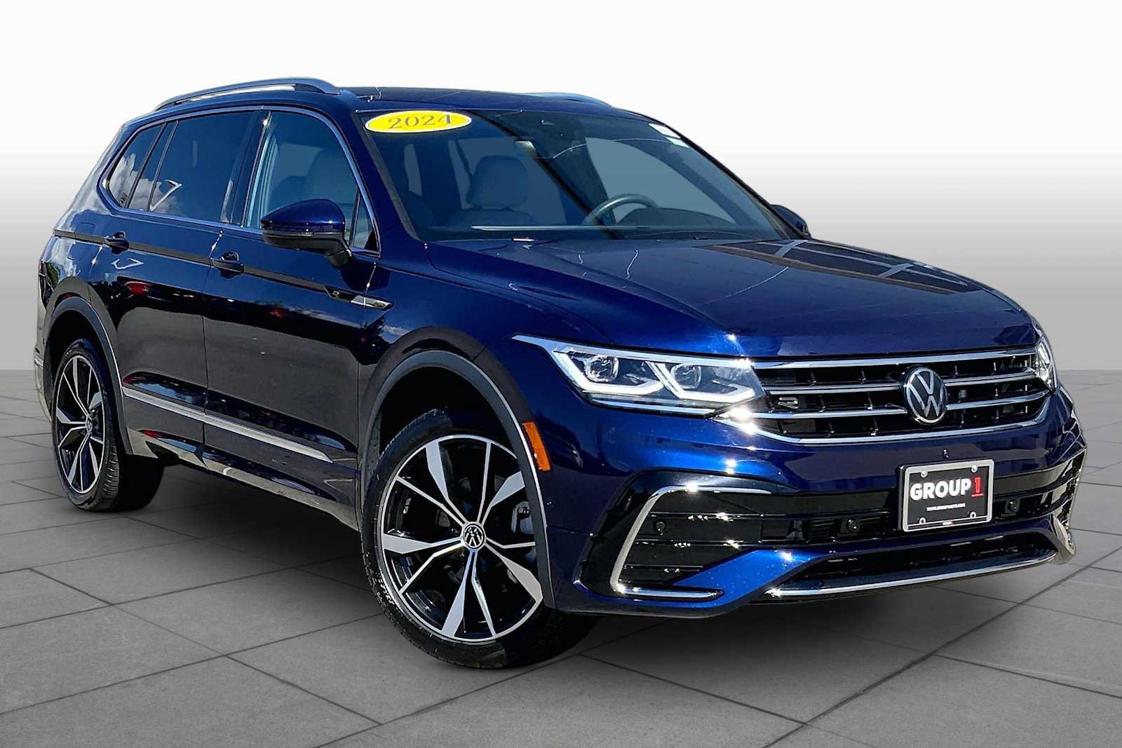Used 2024 Volkswagen Tiguan SEL R-Line AWD/4WD image 2