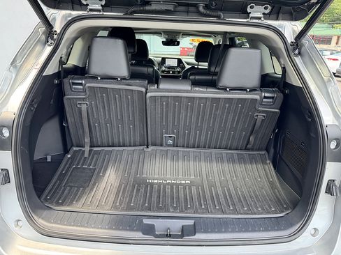 Used 2023 Toyota Highlander XLE AWD/4WD image 11