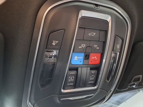 Used 2023 Jeep Grand Cherokee Altitude AWD/4WD image 15