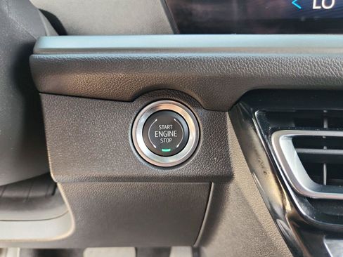 Certified 2025 Chevrolet Traverse LT FWD image 17