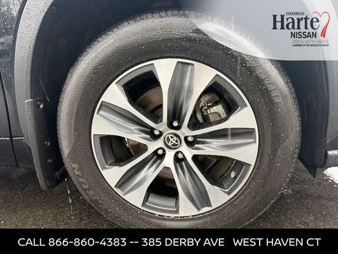 Used 2024 Toyota Highlander XLE AWD/4WD image 31