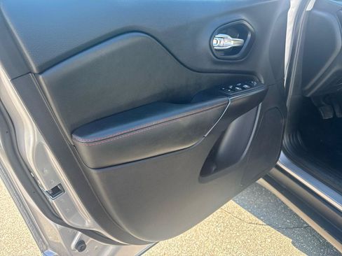 Used 2021 Jeep Cherokee Trailhawk AWD/4WD image 24