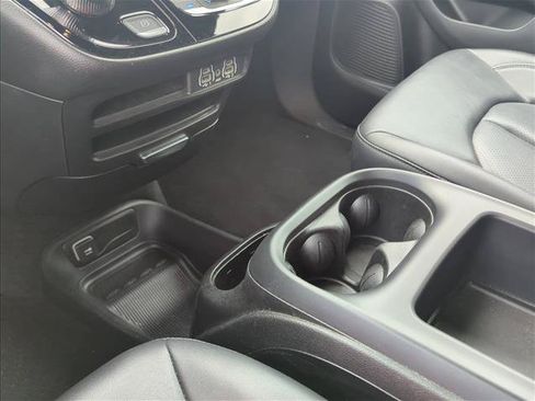 Used 2025 Chrysler Pacifica Select FWD image 16
