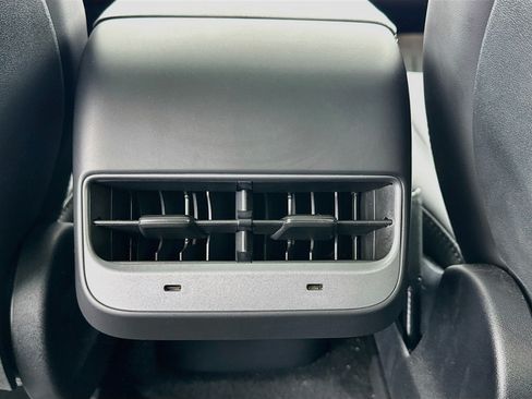 Used 2025 Tesla Model Y Long Range RWD image 17