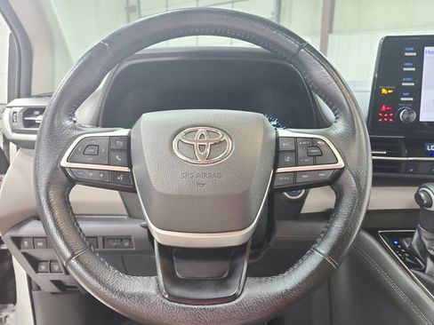Used 2021 Toyota Sienna XLE FWD image 25