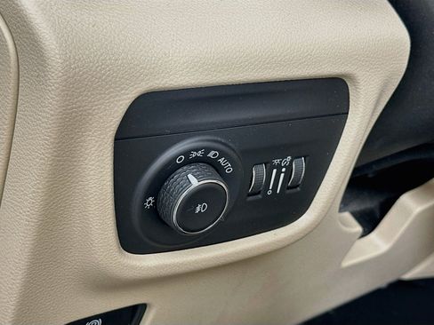 Used 2023 Jeep Grand Cherokee L Limited AWD/4WD image 10