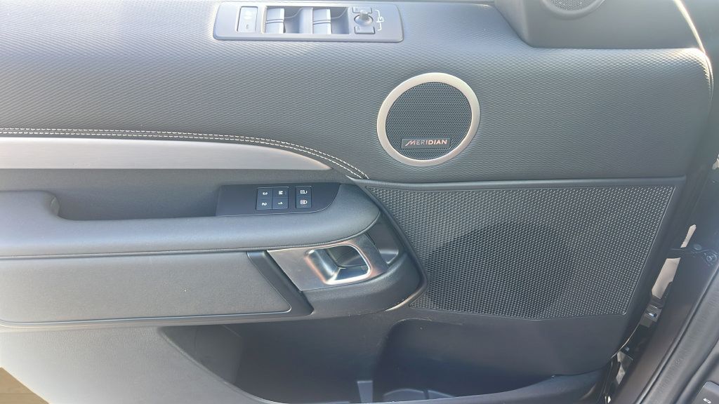 Used 2025 Land Rover Discovery Dynamic SE AWD/4WD image 22