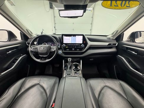 Used 2021 Toyota Highlander Platinum image 3