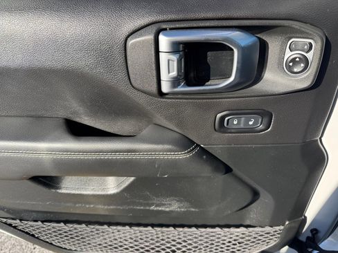 Used 2020 Jeep Gladiator Overland image 12