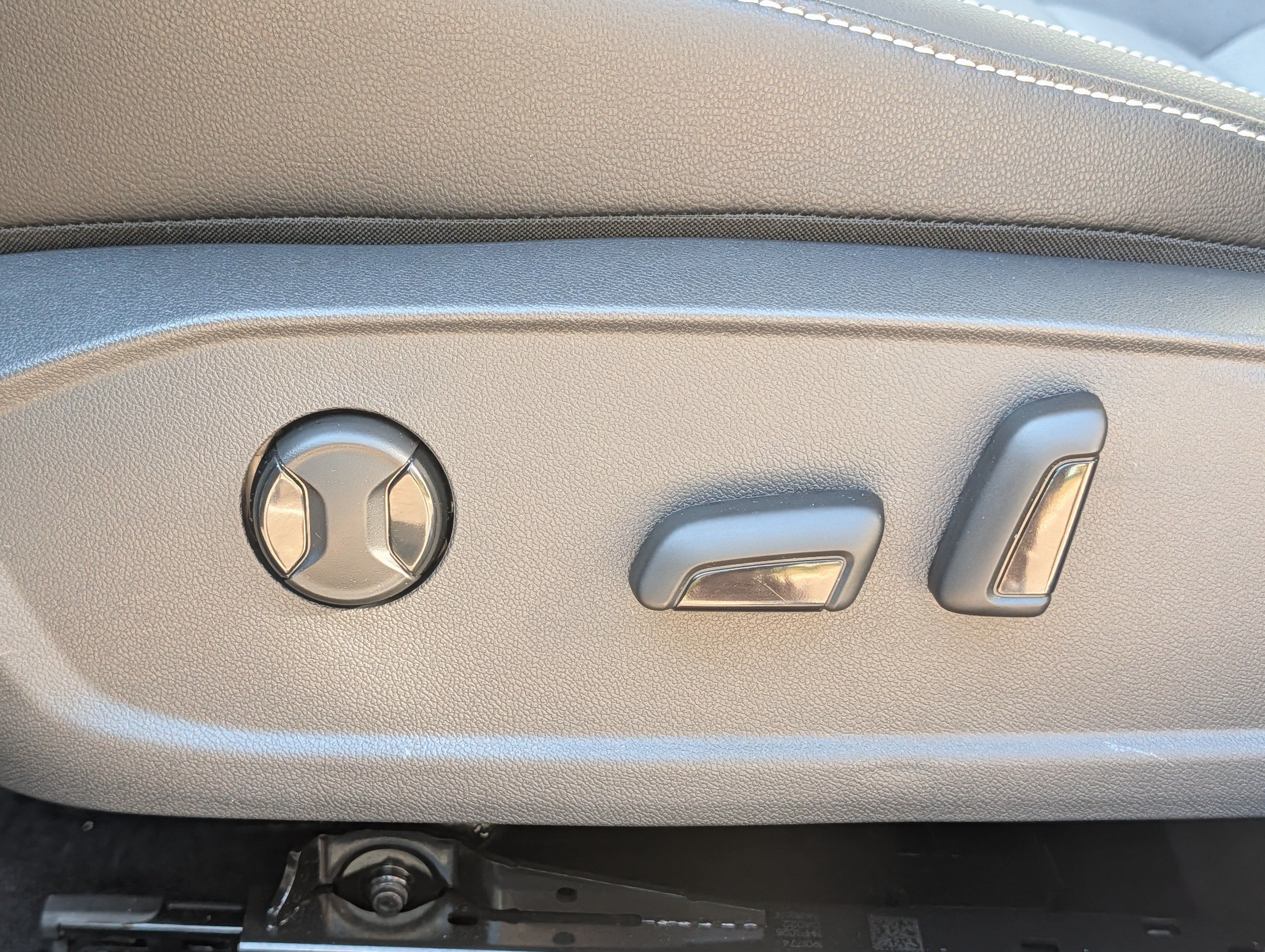 Certified 2025 Volkswagen Jetta SE FWD image 20