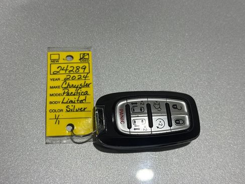 Used 2024 Chrysler Pacifica Limited FWD image 45