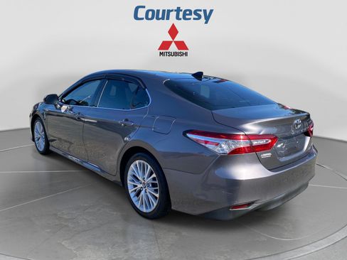 Used 2019 Toyota Camry XLE w/ Navigation Package FWD image 3