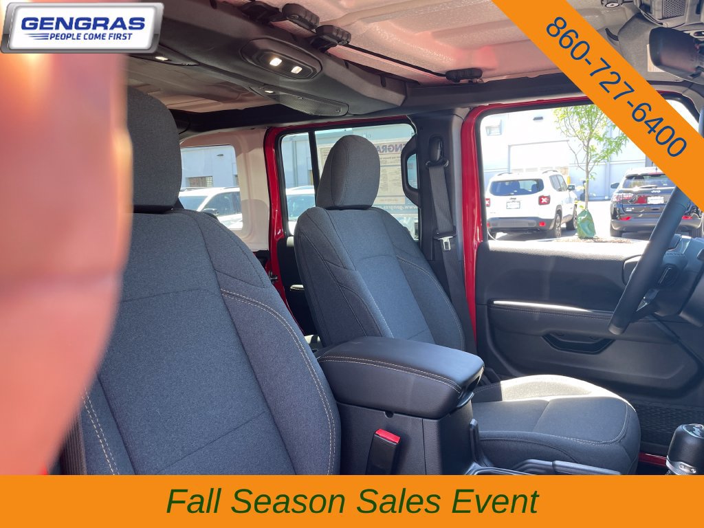 Used 2025 Jeep Wrangler Unlimited Sahara AWD/4WD image 17