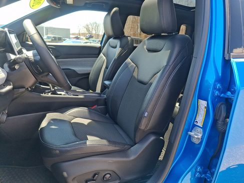 Used 2025 Jeep Compass Latitude w/ Sun & Sound Group AWD/4WD image 13