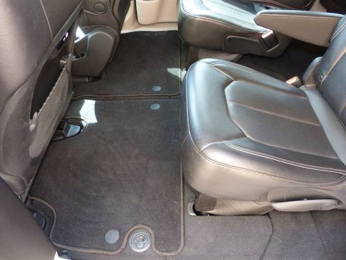 Used 2024 Chrysler Pacifica Touring-L FWD image 28