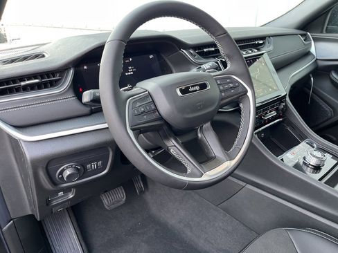 New 2025 Jeep Grand Cherokee L Altitude image 4