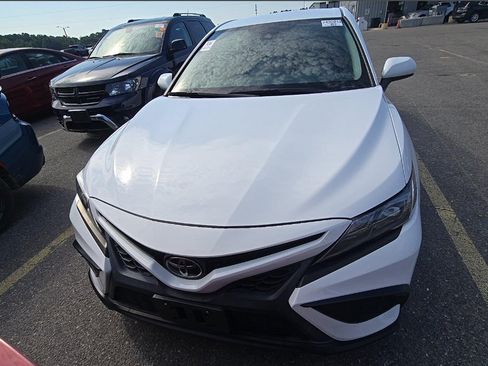 Used 2021 Toyota Camry SE FWD image 3