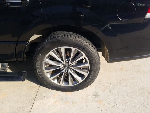 Used 2017 Lincoln Navigator Select RWD image 25