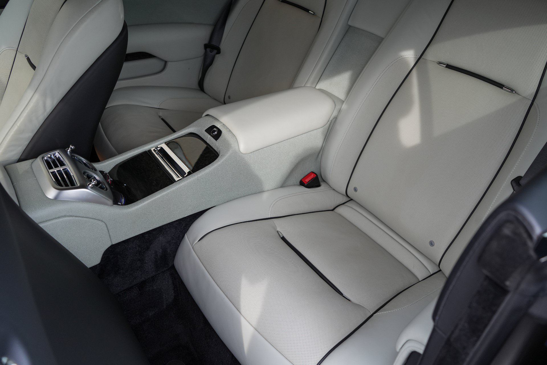 Used 2015 Rolls-Royce Wraith RWD image 17