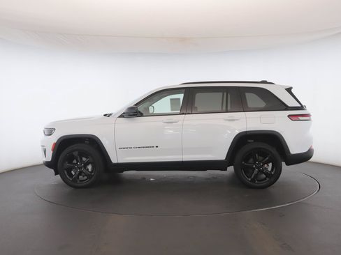 Used 2023 Jeep Grand Cherokee Limited w/ Black Appearance Package AWD/4WD image 20