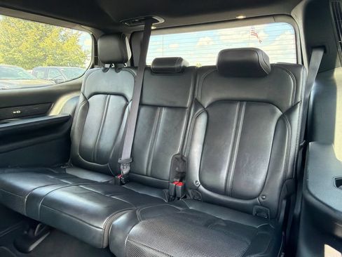 Used 2024 Jeep Wagoneer Series III AWD/4WD image 12