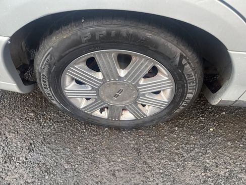 Used 2005 Lincoln Town Car Signature Limited image 21