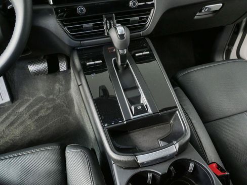 Used 2022 Porsche Macan AWD/4WD image 17