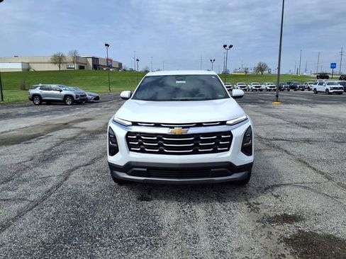 Used 2025 Chevrolet Equinox LT image 2