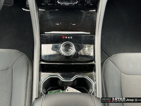 Used 2023 Jeep Grand Cherokee Laredo AWD/4WD image 17