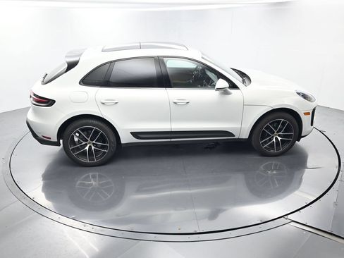 Certified 2025 Porsche Macan AWD/4WD image 39