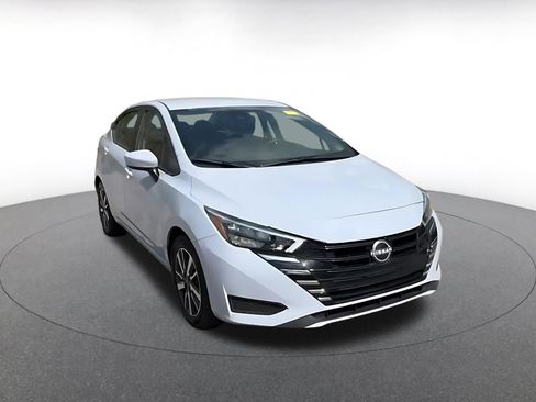 Used 2025 Nissan Versa SV image 3