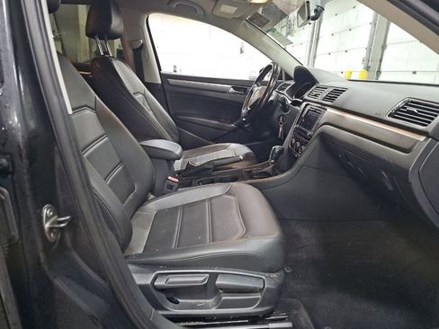 Used 2017 Volkswagen Passat 1.8T R-Line w/ R-Line Lighting Package image 8