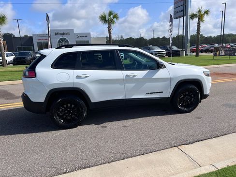 Used 2023 Jeep Cherokee Altitude Lux AWD/4WD image 3